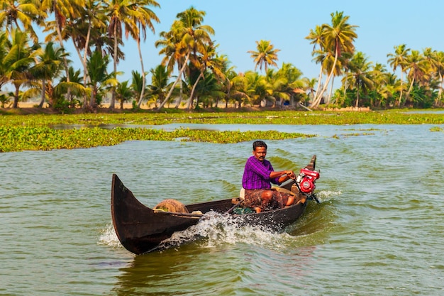 Photo bateau dans les backwaters d'alappuzha kerala