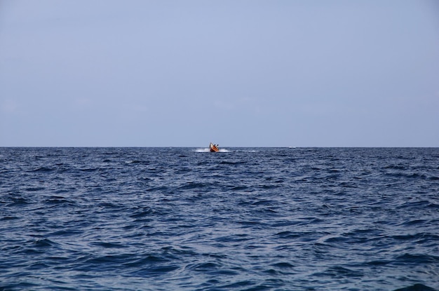 Le bateau dans la baie de Shuab sur l'île de Socotra Yémen océan Indien