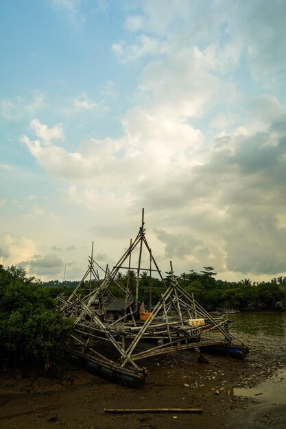 Photo un bateau dans l'eau avec le ciel en arrière-plan