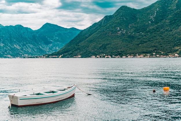 Bateau dans l'eau de mer bleue