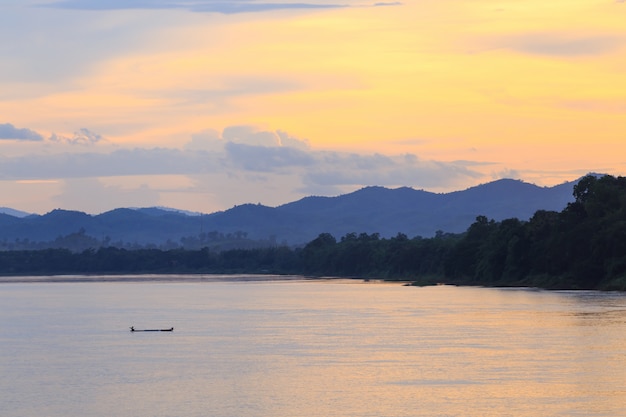 Bateau dans le Mékong, Chiang Khan, Thaïlande