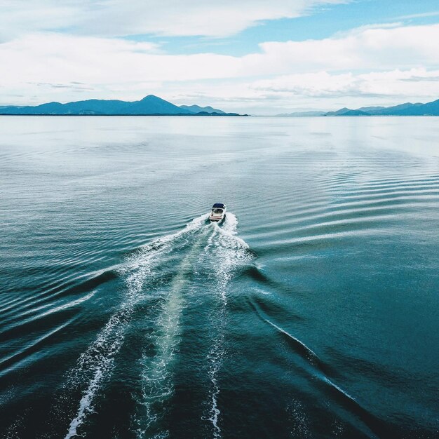 Un bateau dans la mer contre le ciel