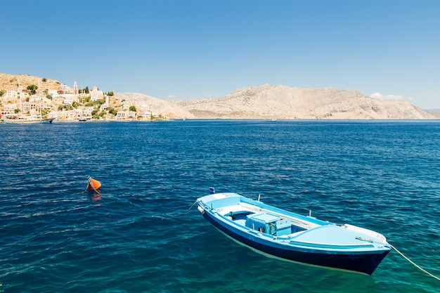 Bateau dans la mer Île de Symi