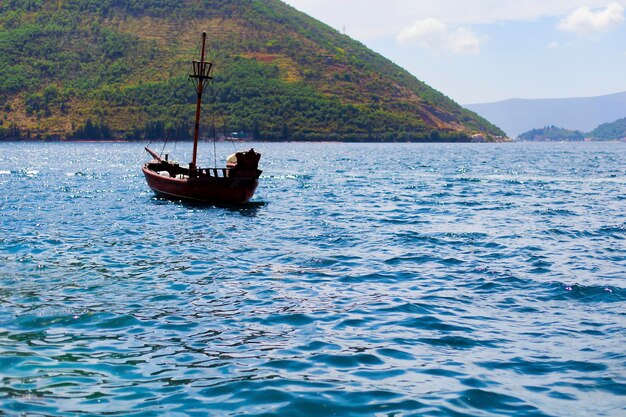 Bateau dans la mer les montagnes et la mer