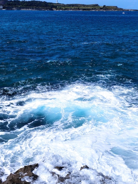 Photo un bateau dans l'océan