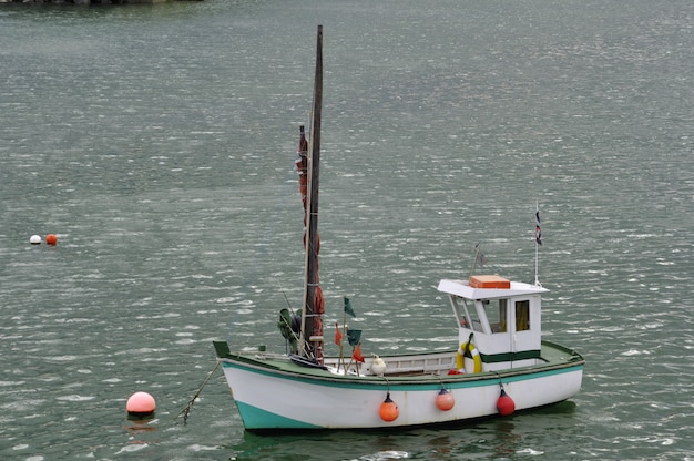 Bateau dans le port de Binic en Bretagne