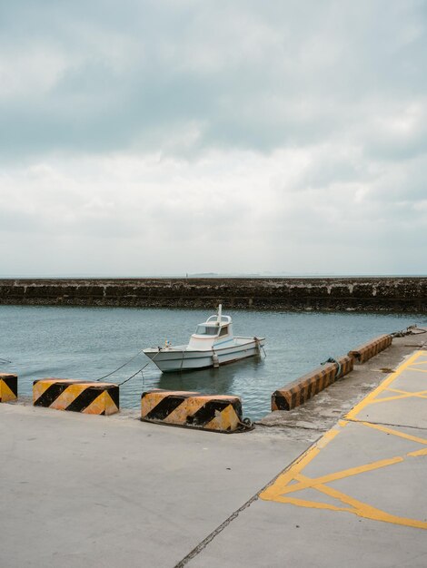 Photo bateau dans le port avec ciel nuageux