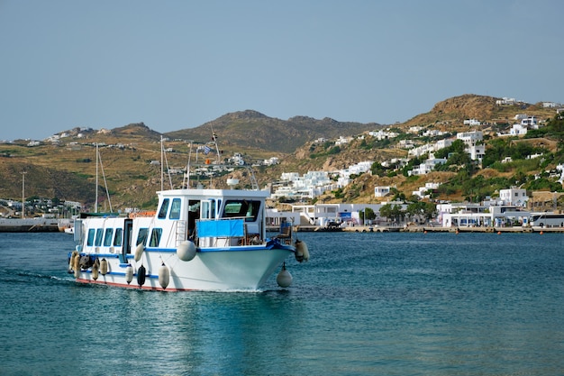 Bateau dans le port port de la ville de Chora sur l'île de Mykonos en Grèce