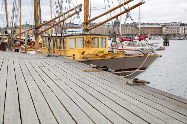 Bateau dans le port de Skeppsholmen, Stockholm, Suède