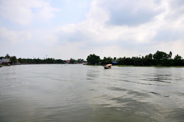 Bateau dans la rivière Mae Klong près du marché flottant d'Amphawa à Samut Songkhram Thaïlande