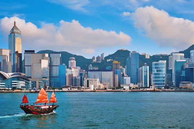 Bateau à déchets dans le port de Victoria à Hong Kong