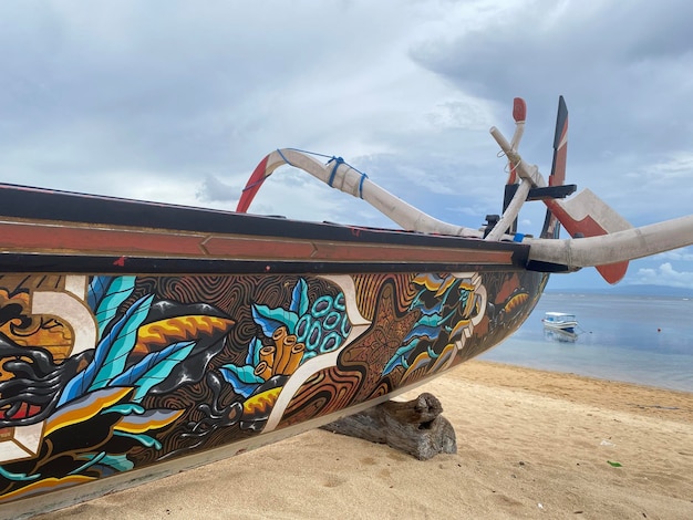 Un bateau avec un design coloré sur le côté