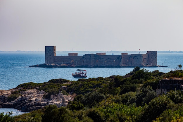 Un bateau devant un château au loin