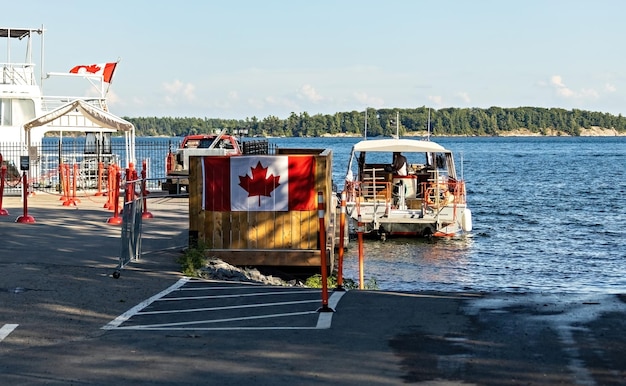 Un bateau avec un drapeau canadien sur le quai