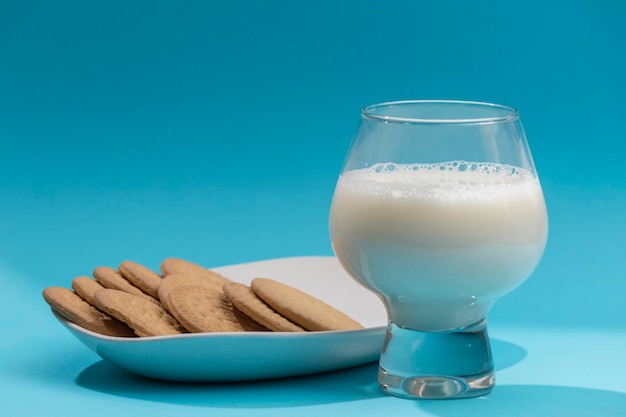 Bateau avec du lait et des biscuits sur le bleu