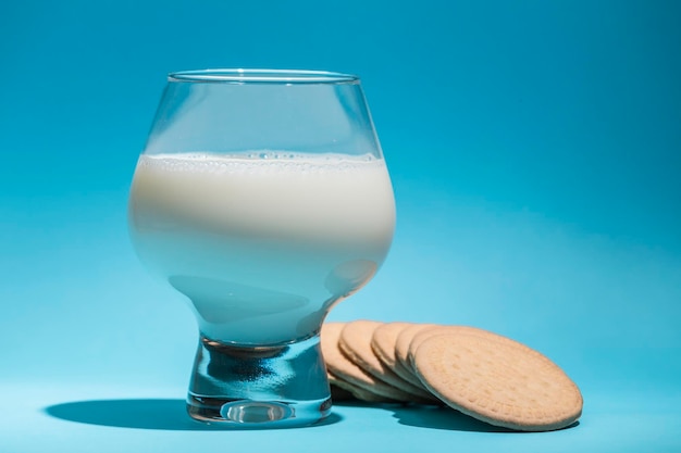 Bateau avec du lait et des biscuits sur le bleu