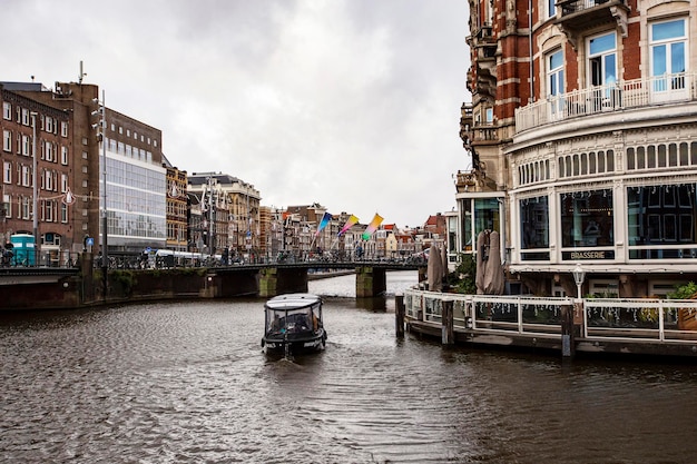 Un bateau sur l'eau à amsterdam