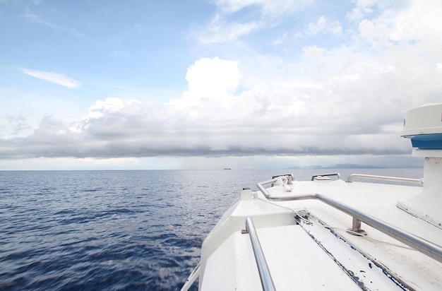 Un bateau sur l'eau avec un ciel nuageux en arrière-plan