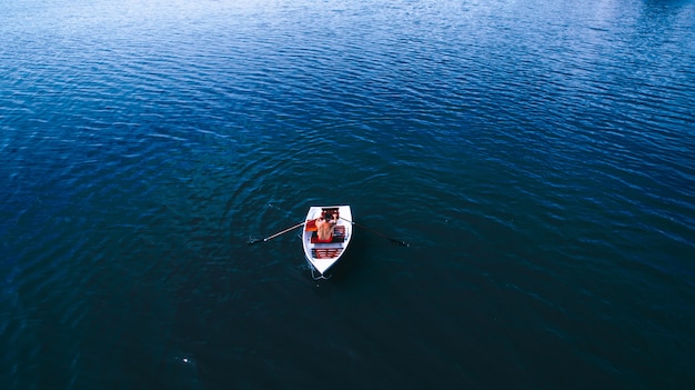 Bateau sur l&#39;eau avec la couleur vive rouge