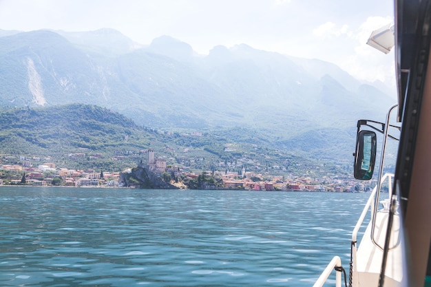 Un bateau sur l'eau avec vue sur les montagnes en arrière-plan