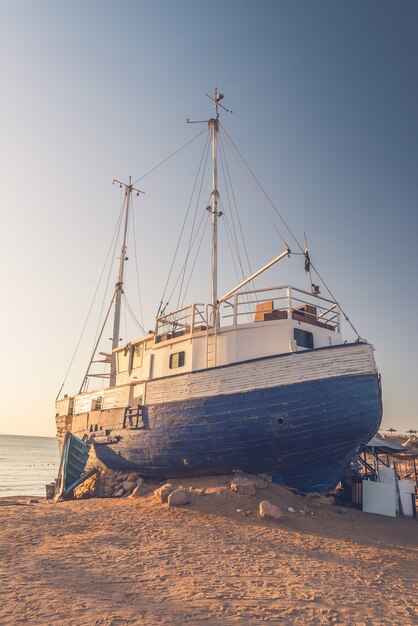 Photo un bateau échouant