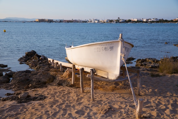 Bateau échoué à Estany des Peix à Formentera, îles Baléares