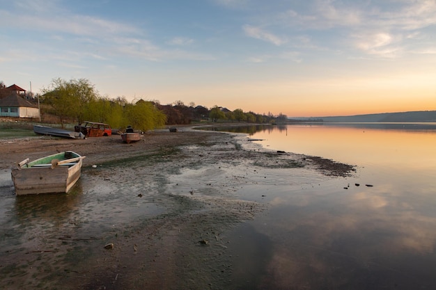 un bateau est garé sur le rivage d'un lac