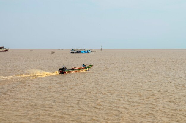 Le bateau a été déplacé sur le lac Tonle Sap Siem Reap avril 2017