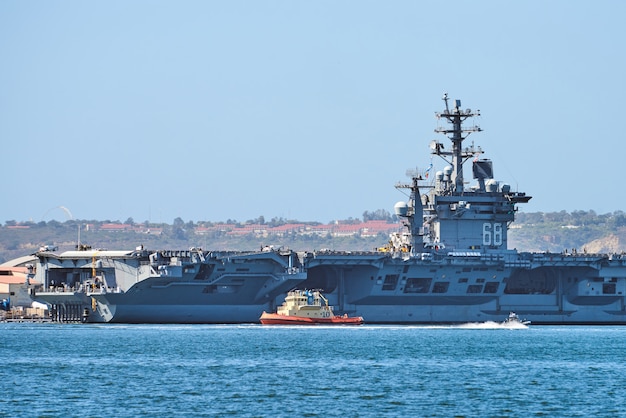 Bateau flottant sur la baie de San Diego près d'une grande marine