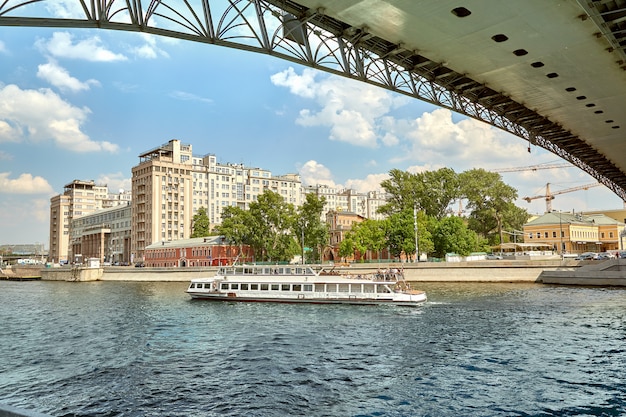 Bateau fluvial dans la ville