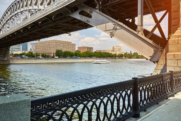 Bateau fluvial à la rivière