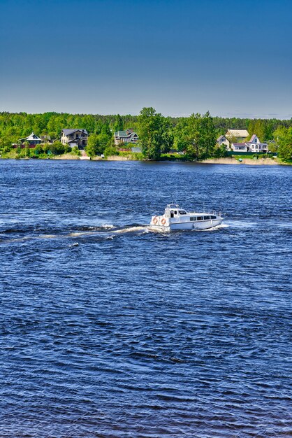 Le bateau fluvial transporte les gens de l'autre côté