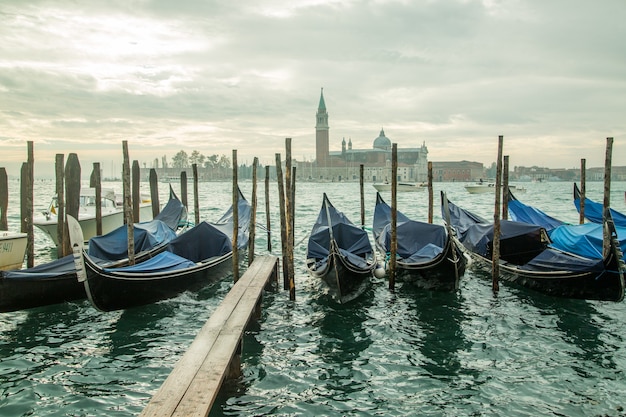 Bateau de gondole autour du canal de Venise, Italie