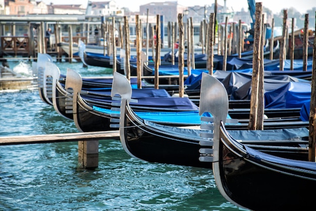 Bateau gondole autour du canal de Venise, Italie.