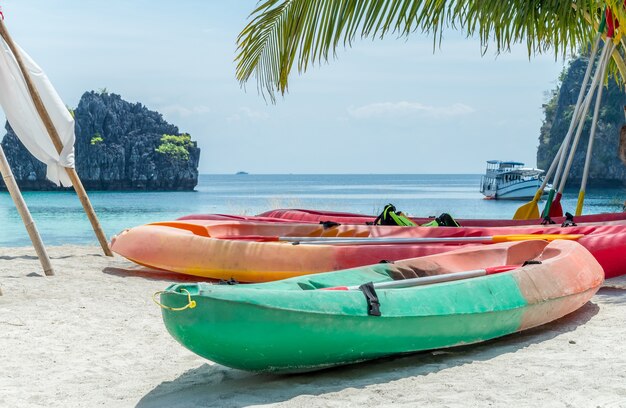 bateau kayak coloré sur la plage de sable blanc avec fond de l&#39;océan