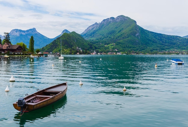 Photo bateau sur le lac d'annecy dans les alpes françaises france