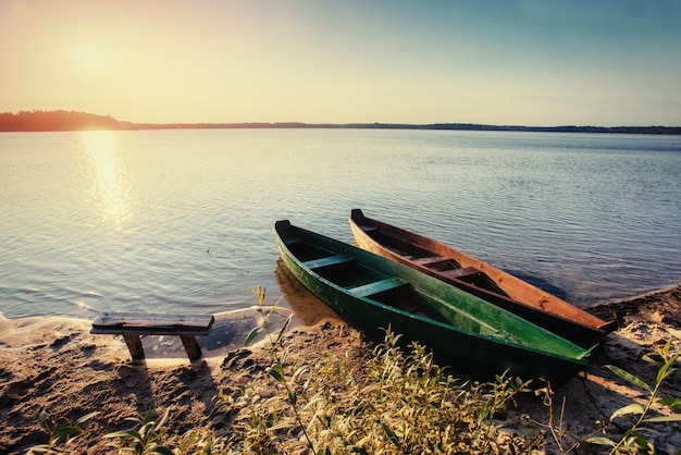 Bateau sur le lac au coucher du soleil