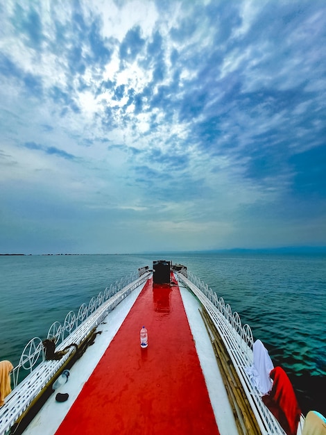 bateau sur le lac bateau naviguant sur la rivière