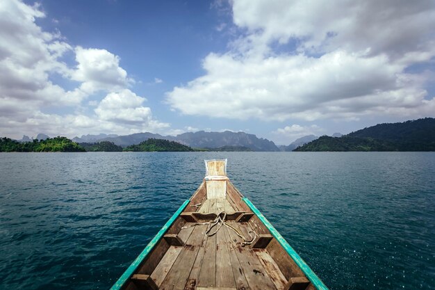 Bateau sur le lac Cheow Lan, dans le parc national de Thaïlande Khao Sok