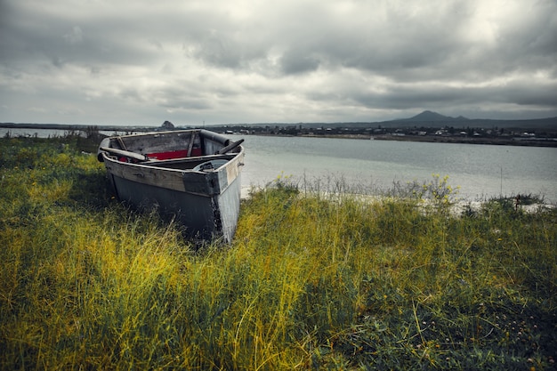 Bateau sur le lac sous un ciel sombre