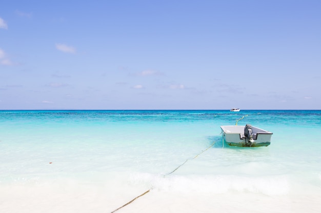 Bateau ligoté sur la plage