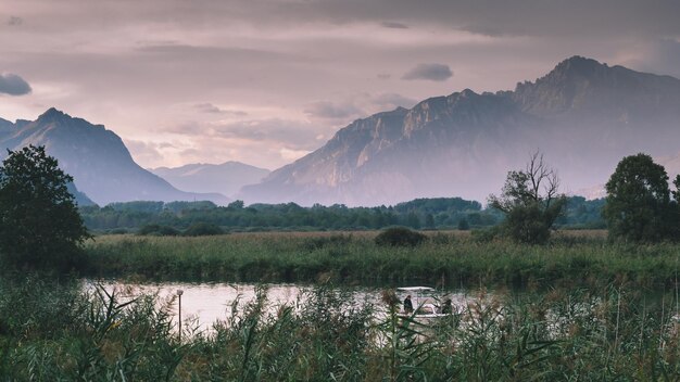 Bateau de loisirs sur la rivière Adda dans le nord de l'Italie près du lac de Côme reflet des Alpes italiennes