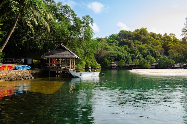 Bateau Longtail et Kayak dans le canal de l'île de Koh Kood en Thaïlande