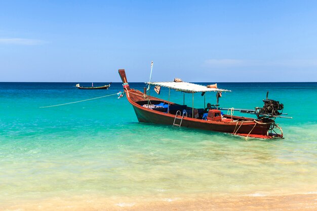 Bateau longtail traditionnel thaïlandais au célèbre Long Beach ensoleillé