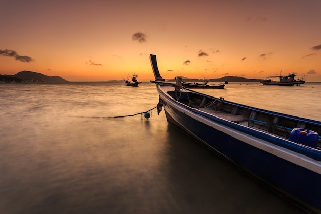 Bateau longtail traditionnel thaïlandais à la plage de sunrise à Phuket, en Thaïlande