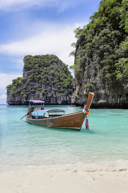 Bateau longtail traditionnel avec vue magnifique sur les paysages de Maya Bay sur l'île de Phi Phi Leh en journée ensoleillée