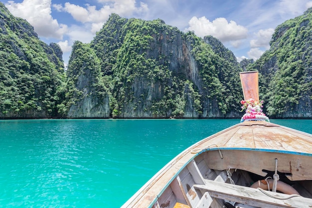 Bateau longtail traditionnel avec vue magnifique sur les paysages de Maya Bay sur l'île de Phi Phi Leh en journée ensoleillée