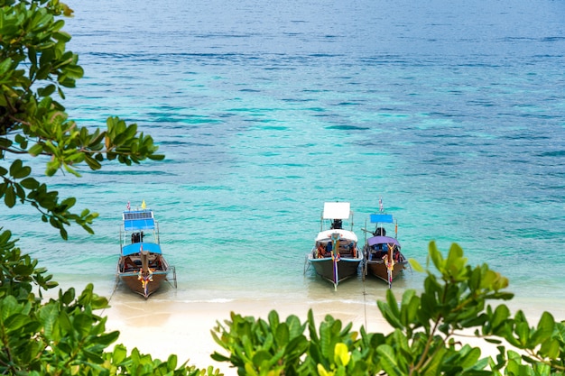 Bateau à longue queue flottant sur l&#39;océan au paradis avec une eau cristalline sur l&#39;île de Phi Phi en Thaïlande.