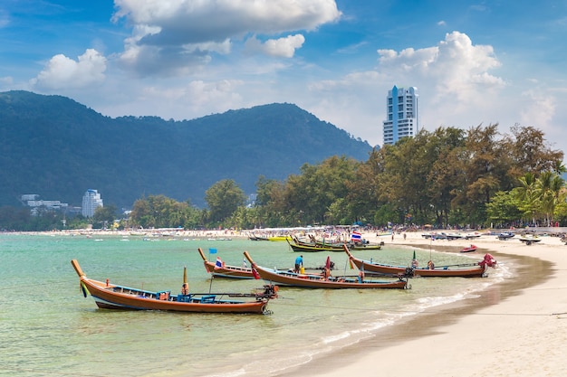 Bateau à longue queue sur la plage de Patong à Phuket en Thaïlande