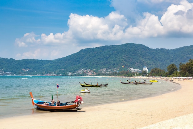 Bateau à longue queue sur la plage de Patong à Phuket en Thaïlande